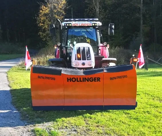 Beschriftete Maschine von Erdbau-Hollinger mit Schneepflug