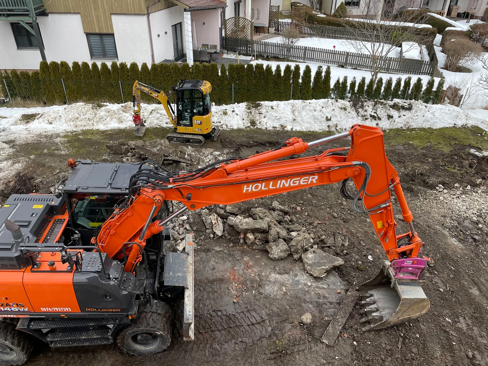 Zwei Bagger von Erdbau-Hollinger bei Aushub und Abbruch
