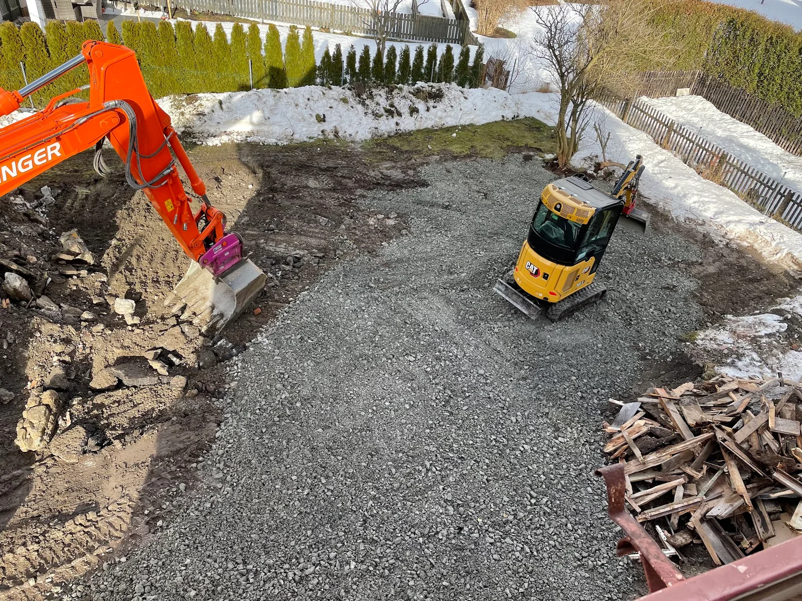 Zwei Bagger beim Aufbau und Verdichten des Bodens