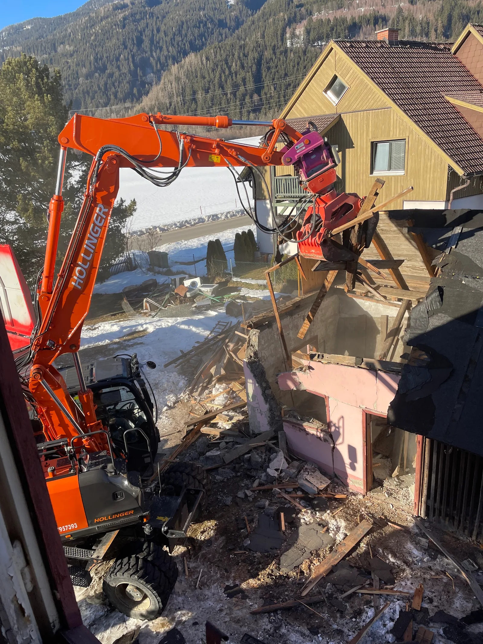 Bagger von Erdbau-Hollinger beim Abbruch eines Nebengebäudes